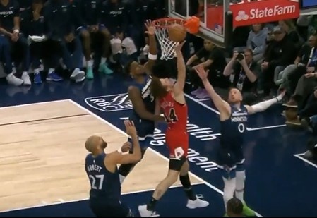 v站-黄雀在后！爱德华兹且退且防 起飞送出钉板大帽