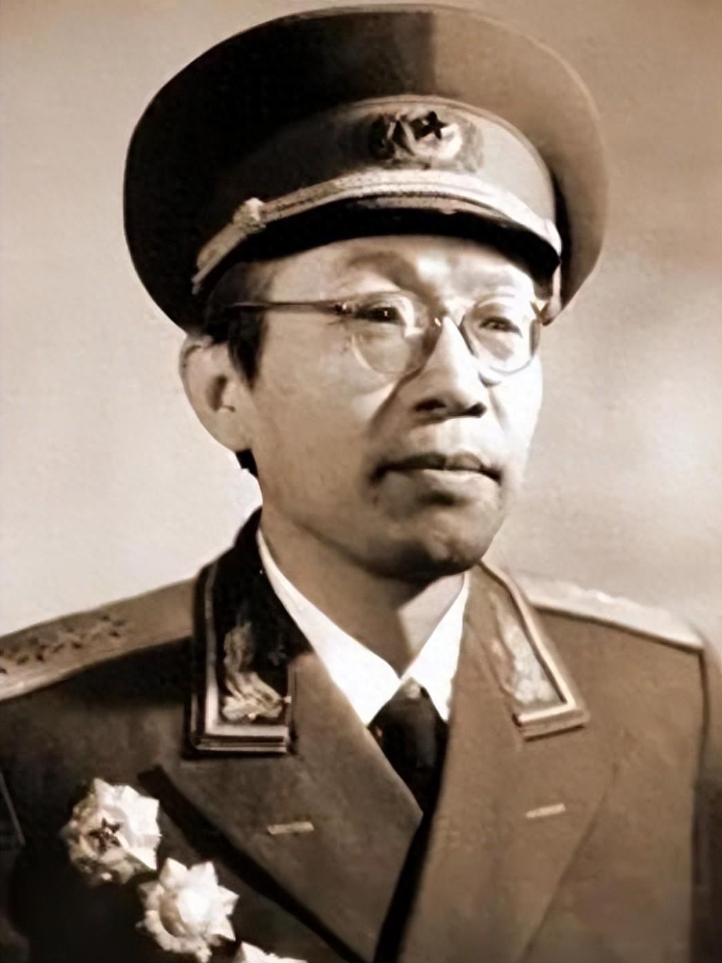 v体育-1980年钟伟直呼毛主席大名,黄克诚举拐怒斥:你老小子真是忘了本